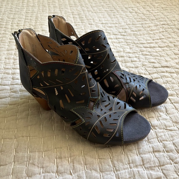 NWOB Women L'Artist Spring Step Icon Black Leather Heel Sandals size 41 - Picture 1 of 8
